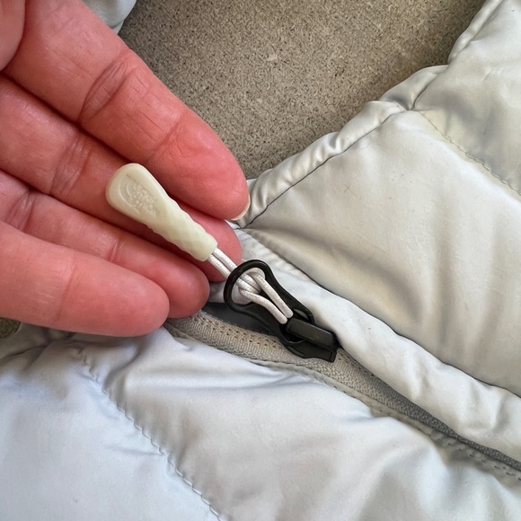 Like new! Women's Light Gray Puffer Jacket by The North Face - warm & stylish! - Picture 4 of 16